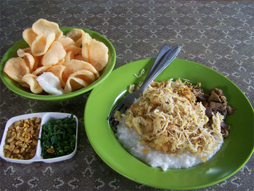 Gambar nyolong dari: http://kuliner.panduanwisata.com/files/2012/09/bubur-ayam-mang-oyo-3.jpg