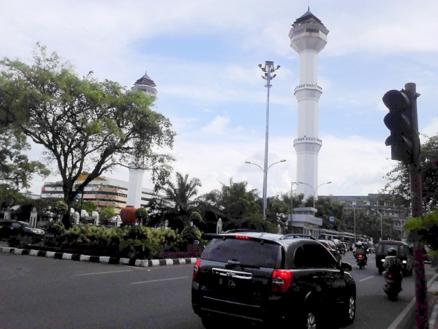 Masjid Besar Bandung, di sisi Alun-Alun dan Jl. Asia-Afrika