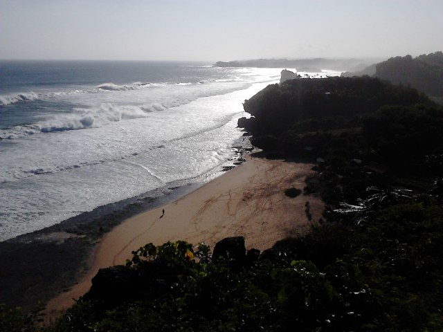 Pantai entah-apa-namanya yang terlihat dari posisi kami
