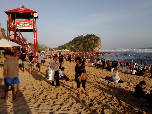 Benda merah itu adalah menara pengawas SAR