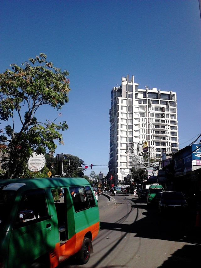 Gedung Dago Butik, dengan langit biru yang bersih di belakangnya