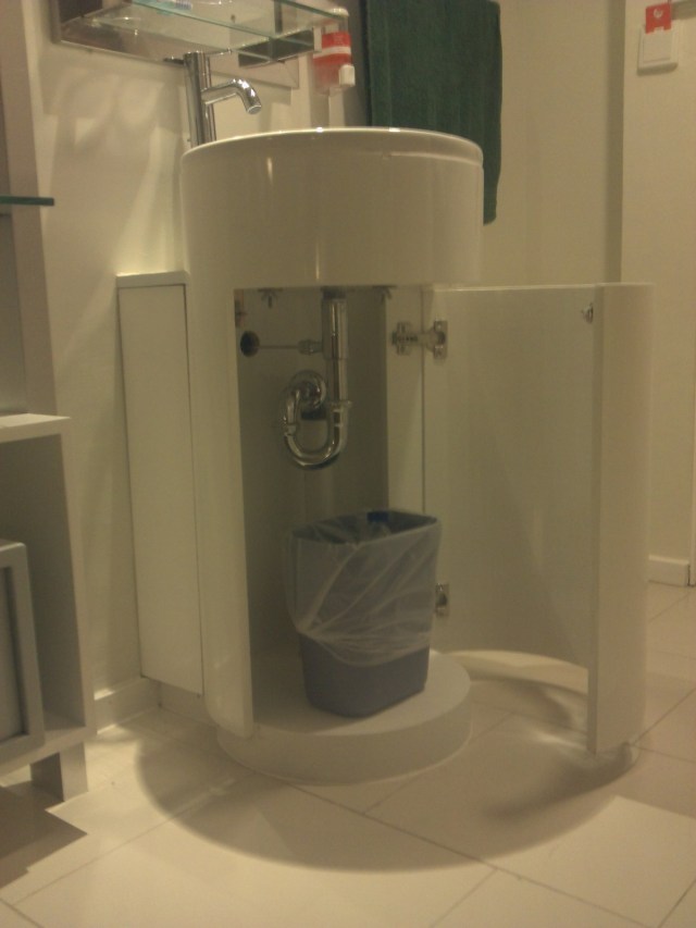 Jangan bingung cari tempat sampahnya, ada di bawah wastafel