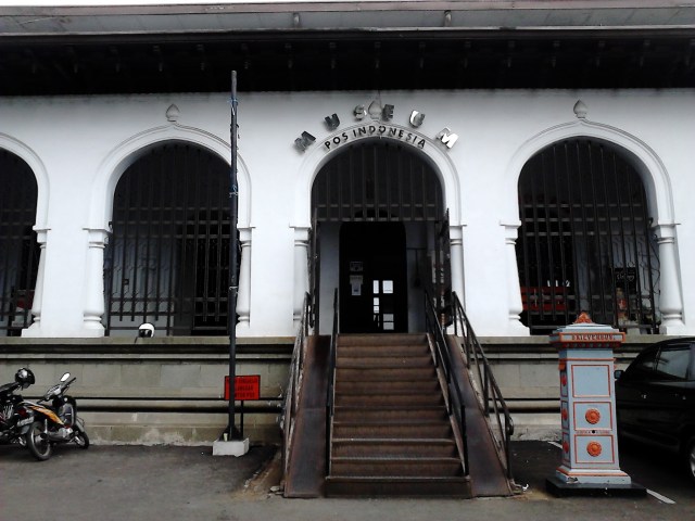 Tangga hitam menuju pintu masuk