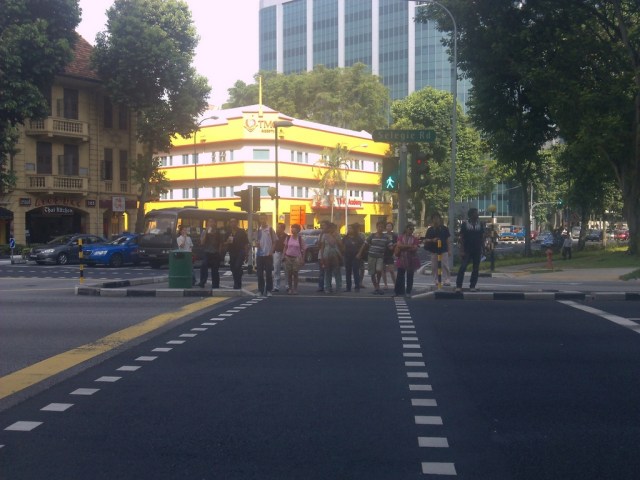 Tertib menunggu lampu penyeberangan berwarna hijau