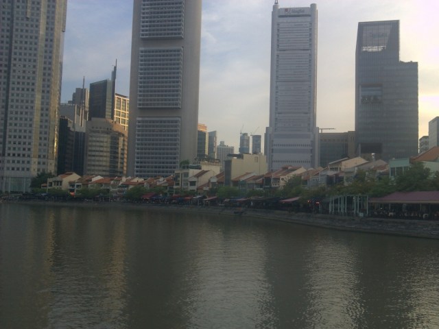 Singapore River yang bersih, dengan panorama gedung-gedung bertingkat yang menawan