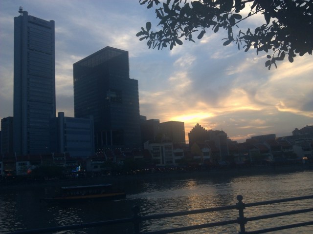 Semburat keemasan di atas Singapore River