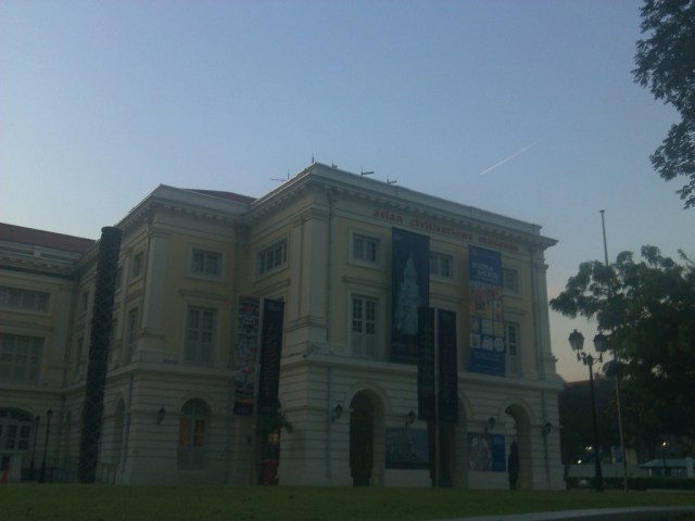 Asean Civilization Museum. Sebuah benda berwarna putih tengah melesat di atasnya.