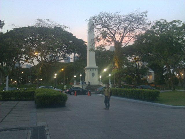 Taman di depan museum berlatarkan panorama langit senja