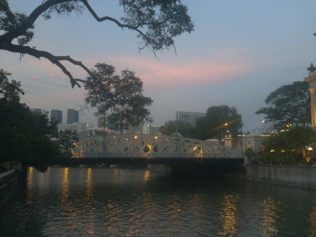 Awan jingga di atas Cavenagh Bridge
