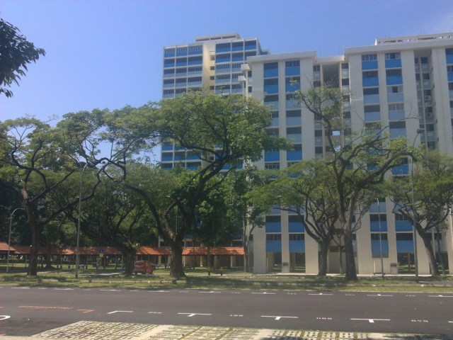 Salah satu gedung asrama mahasiswa NUS. Blue on the blue.