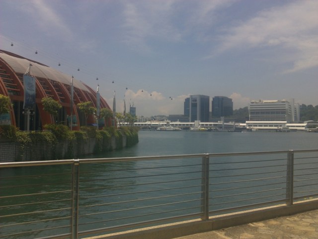 Pemandangan Singapura dari Sentosa Promenade.