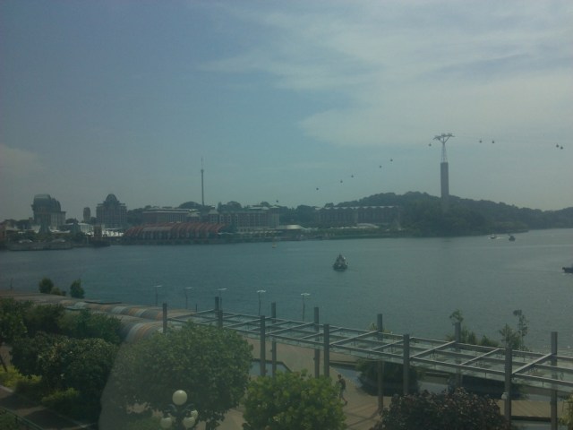 Pemandangan dari balik jendela Sentosa Express