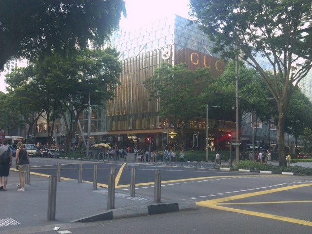 Sebuah persimpangan di Orchard Road, dengan sebuah pusat perbelanjaan bergengsi