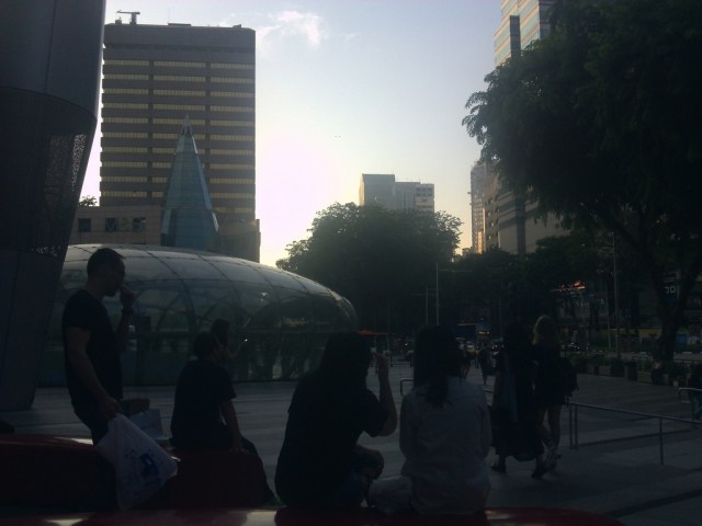 Menunggu sang langit menutup tirainya