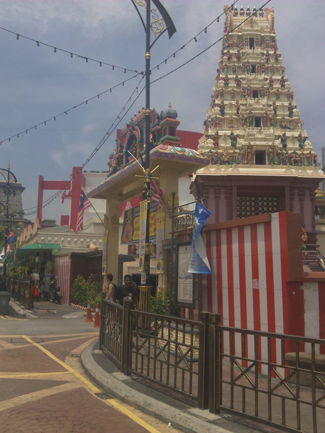 Kuil di tengah Little India