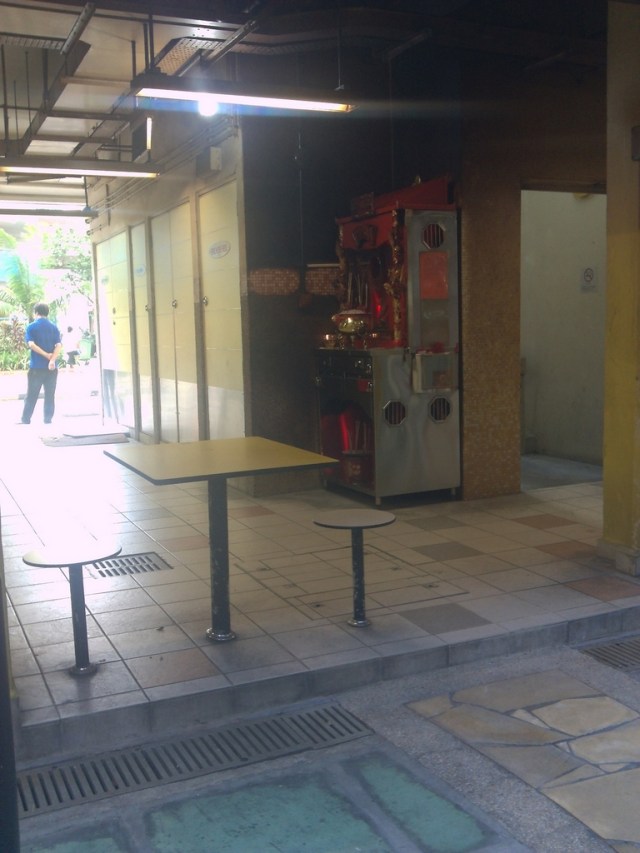 Tempat sembahyang kecil di sudut food court