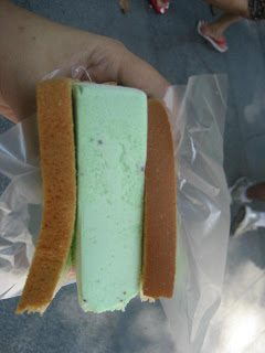 Gambar diambil dari stevaniequinn.blogspot.com (foto gue lagi makan es krim ini masih di kamera temen gue)