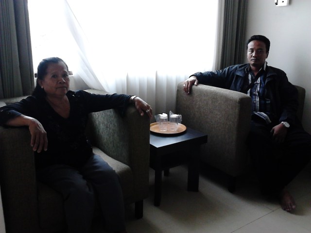 Kursi di depan jendela buat leyeh-leyeh. Itu ibu dan kakak ipar gue.