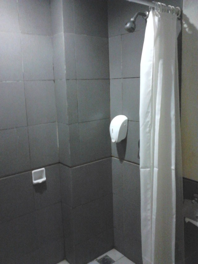 Kamar mandi Naval Hotel. Sabunnya belum diisi :D