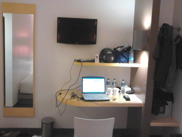 Semua meja bertipe tempel, kamar minimalis banget.