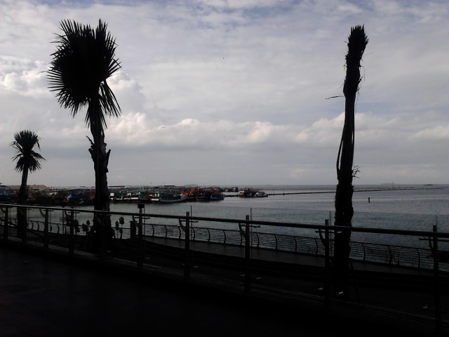 Perahu-perahu nelayan berjajar berhimpitan di kejauhan