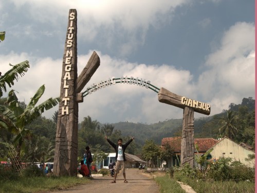Di depan pintu masuk kawasan Situs Megalithikum Gunung Padang (photo by bang Alex)