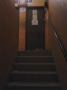 Tangga suram menuju pintu hostel