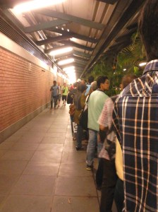 Antrian panjang di depan stasiun Kranji