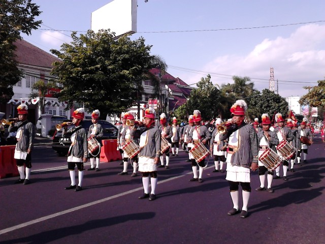 Kirab Budaya FKY ke-26 dibuka dengan barisan prajurit Keraton Ngayogyakarta Hadningrat (entah apa nama prajuritnya, maap)