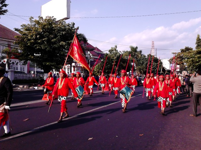 Barisan berbaju merah, tapi maap nggak tahu ini apaan #WargaJogjaGagal