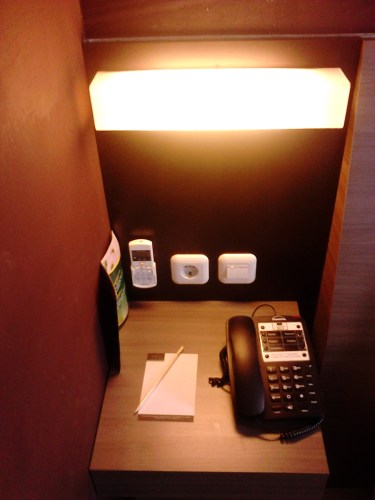 Telepon, note, alat tulis, dan buku menu