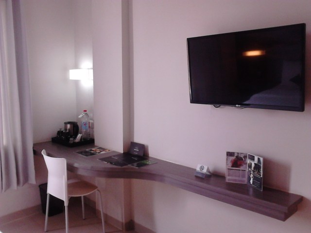 Televisi 32 inch dan meja kerja