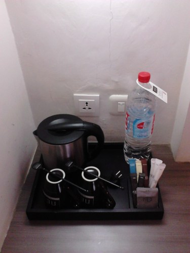 Seperangkat alat ngeteh dan ngopi-ngopi ganteng