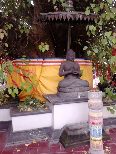 Patung Buddha di sisi yang lain