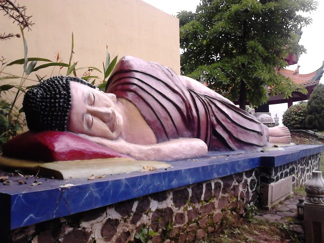 Patung Buddha Tidur di Vihara Watugong