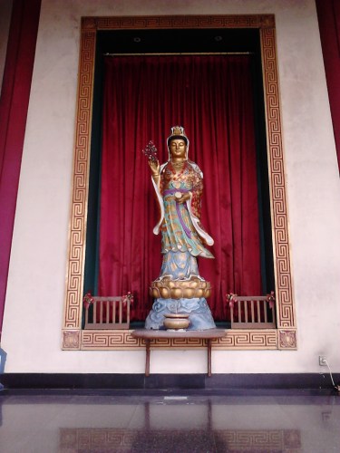 Patung dewi di bagian luar lapis pertama