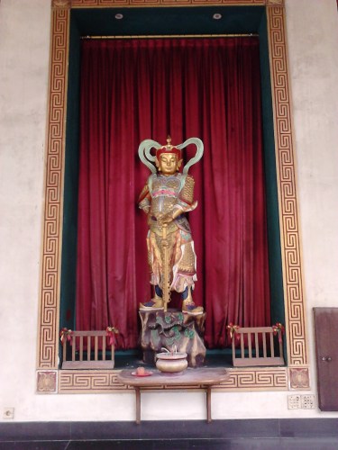 Patung dewa di bagian luar lapis pertama