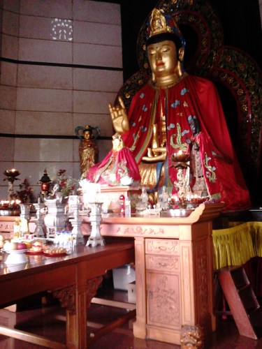 Patung Buddha di dalam Pagoda Avalokitesvara