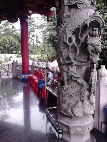 Ukiran naga yang rumit pada tiang penyangga