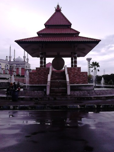 Replika bedug raksasa karya para santri Pesantren Alfalah Mangunsari