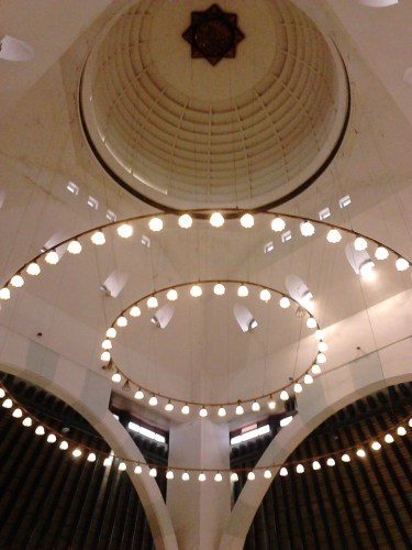 Langit-langit dan lampu gantung