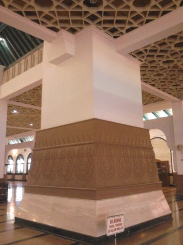 Tiang penyangga Masjid Agung Jawa Tengah