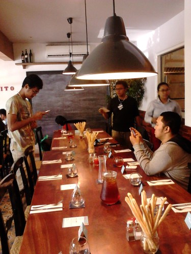 Jauh-jauh dipertemukan, ngobrolnya pakai hape juga XD