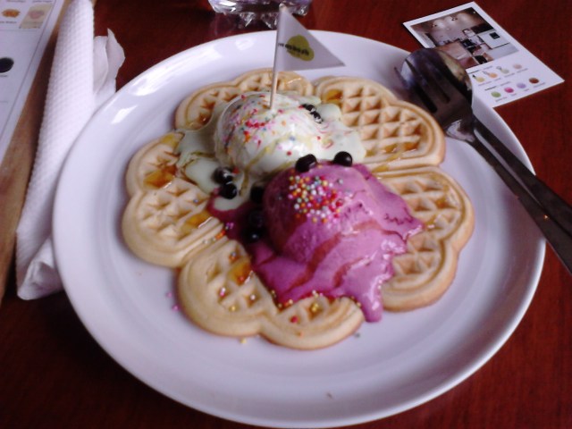 Es krim Green Tea dan Beet dengan topping Sprinkle dan Chocochip