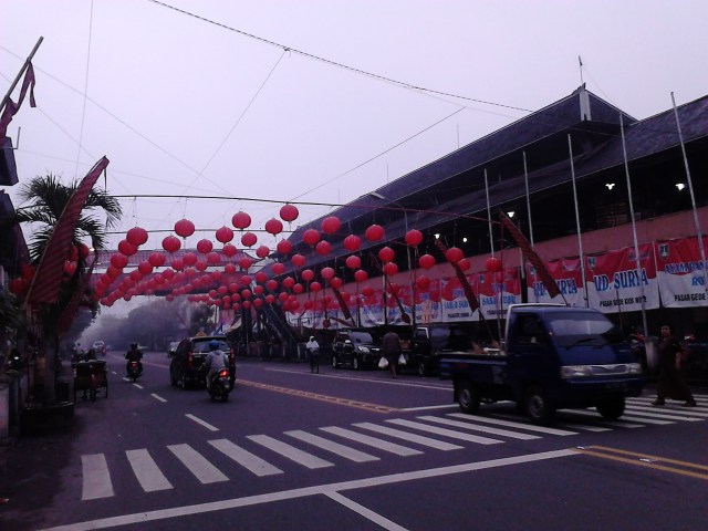Hiasan lampion di sepanjang Jalan Urip Sumohardjo, di samping Pasar Gede Hardjonagoro