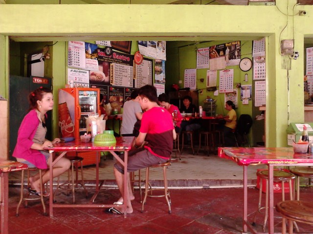 Suasana warung Timlo Sastro yang ramai