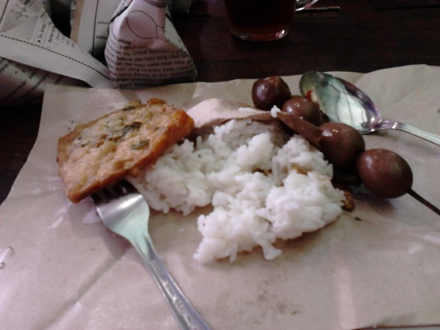 Porsi hemat saat di hik depan Stasiun Purwosari