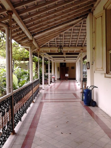 Menyusuri selasar Pura Mangkunegaran