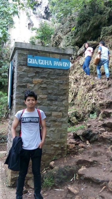 Selfie dulu dong di depan Goa Pawon