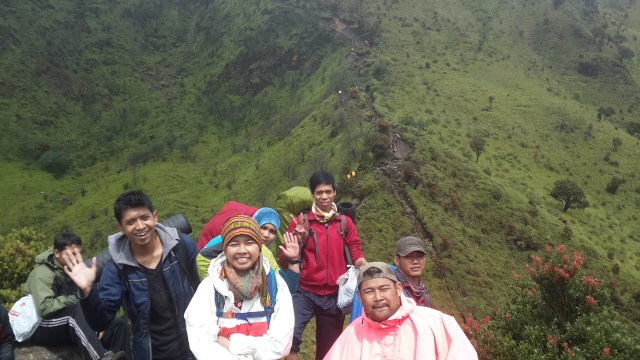 Momen-momen hore saat berada di jalur bonus Merbabu.